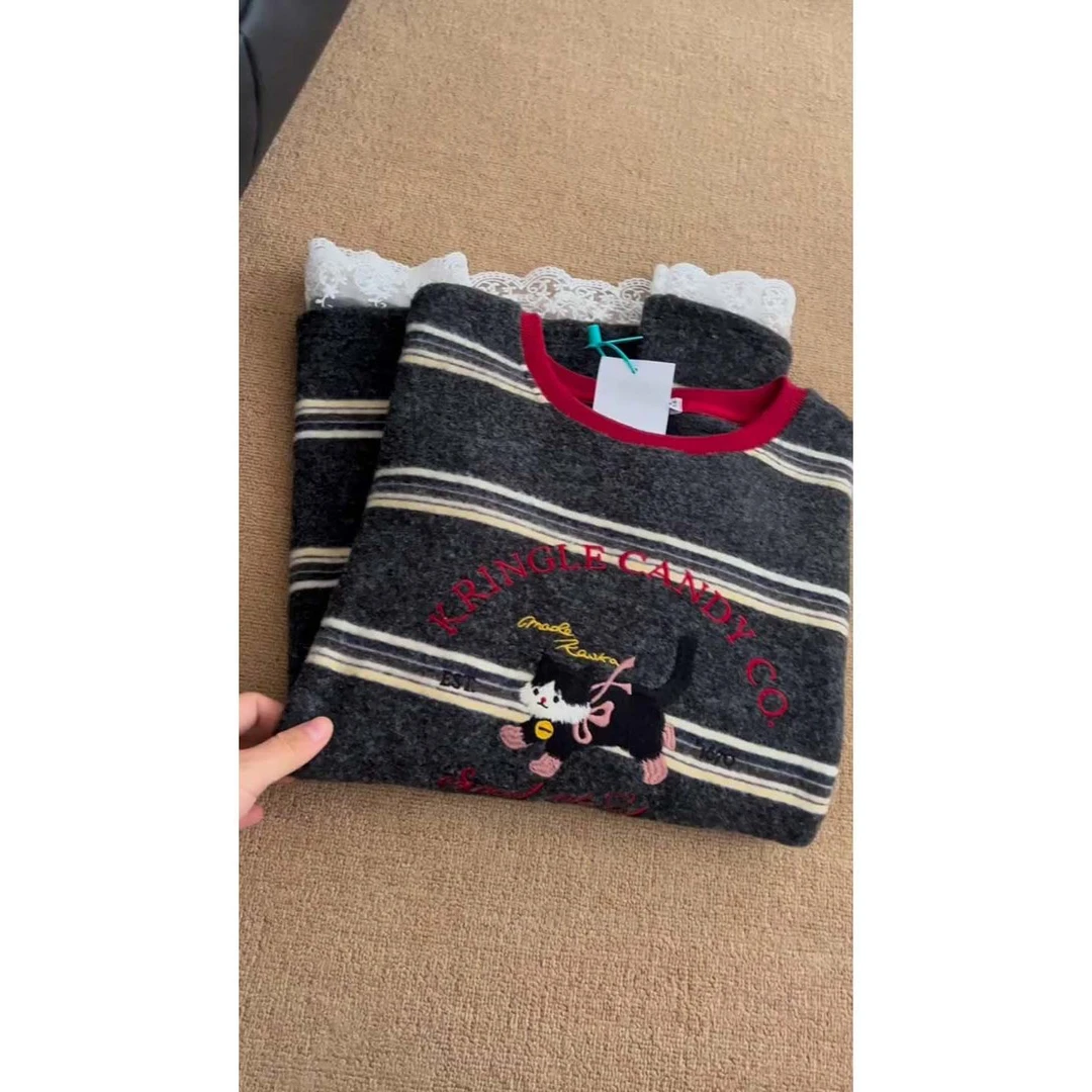 200斤大码胖妹妹可爱小猫咪刺绣圆领长袖女早春蕾丝下摆拼接上衣