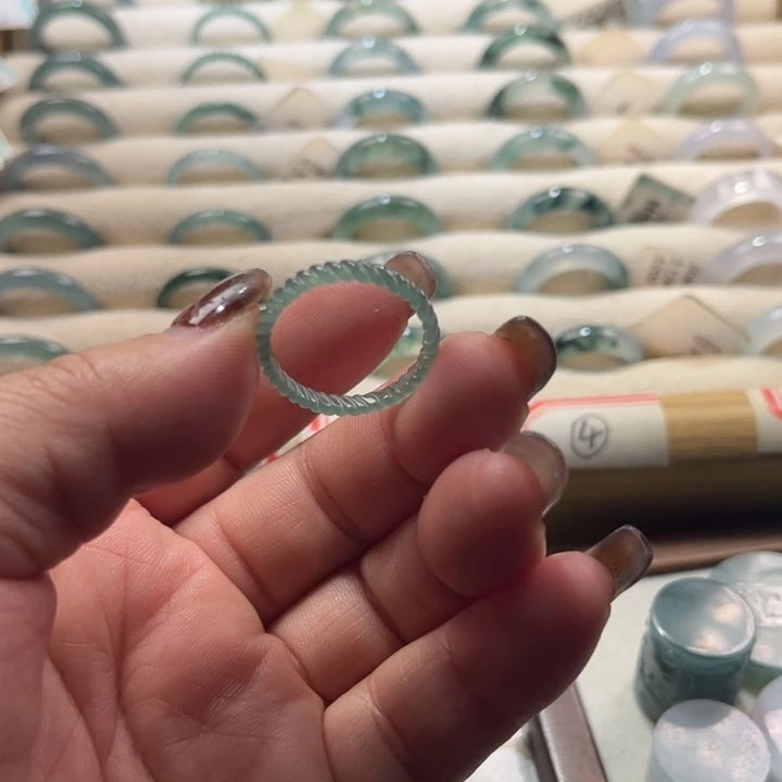 翡翠未镶嵌戒指蓝水