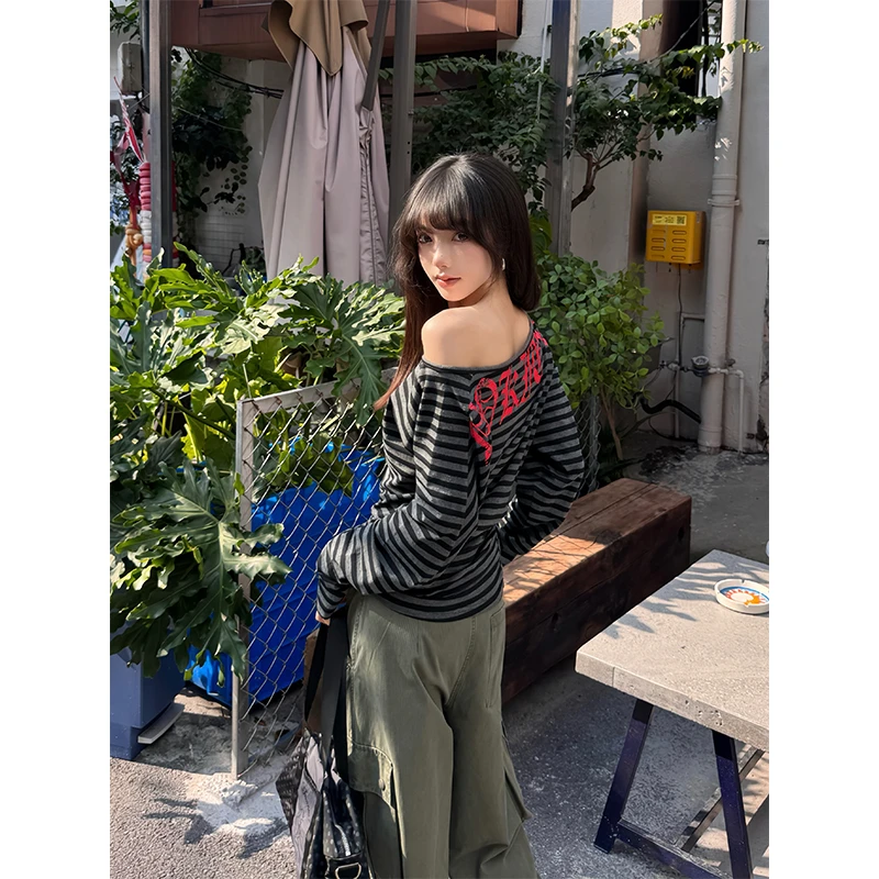 URKR美式辣妹字母裂纹印花斜肩条纹长袖正反两穿显瘦收腰百搭上衣