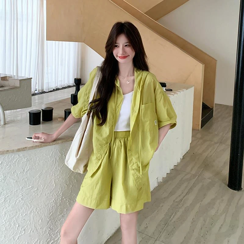 牛油果绿连帽防晒衬衫短裤套装女夏2025超火小个子气质显瘦两件套