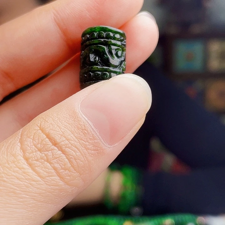 翡翠未镶嵌颈饰多样性