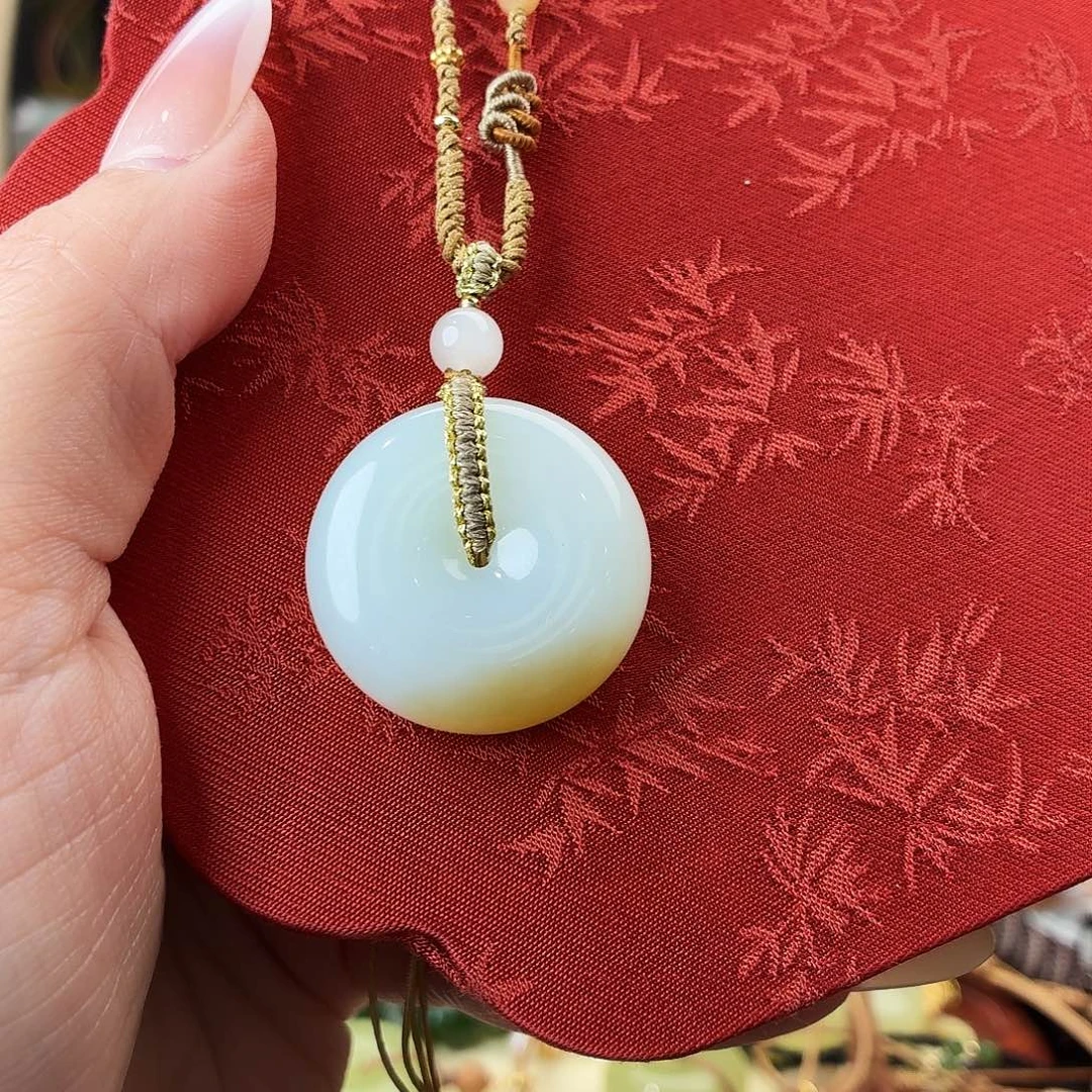 生****和田玉未镶嵌颈饰