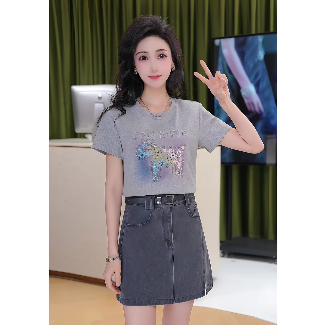 艾格2025春夏显瘦时尚休闲百搭时尚新款小羊刺绣圆领女士T恤短袖