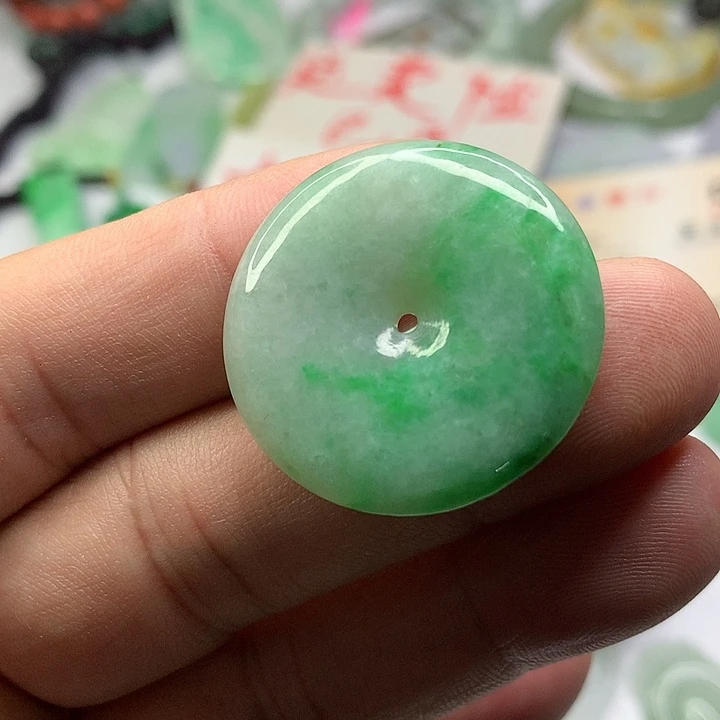 ****运翡翠未镶嵌吊坠(赠链)