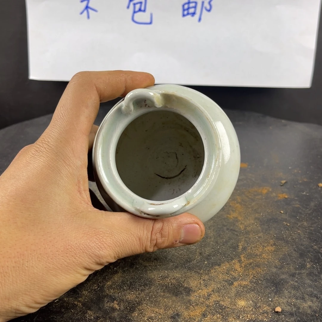 罐漂亮的小瓷器和