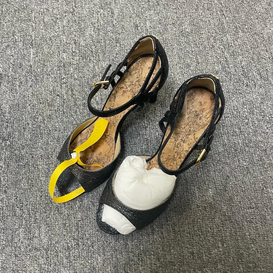 95新 Chanel/香奈儿 （有盒）圆头露趾搭扣一字带凉鞋 37码/7213