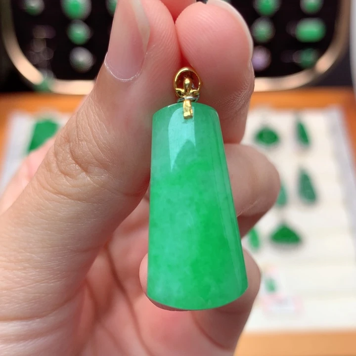 翡翠18K金镶嵌颈饰翡翠