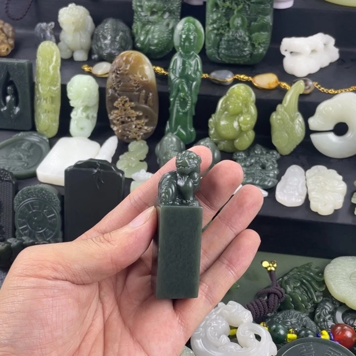 亦***岚和田玉未镶嵌颈饰