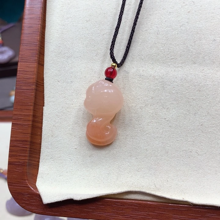 石英质玉颈饰合金芯*