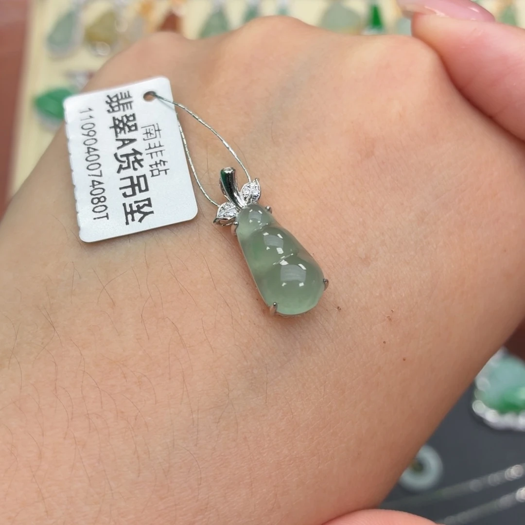 颈饰18K金镶嵌翡翠