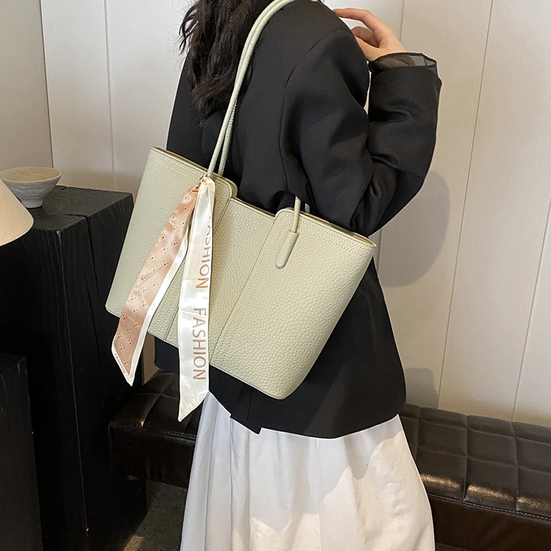 大容量休闲腋下包包女2025秋新通勤手提单肩包小众托特包硬挺不塌