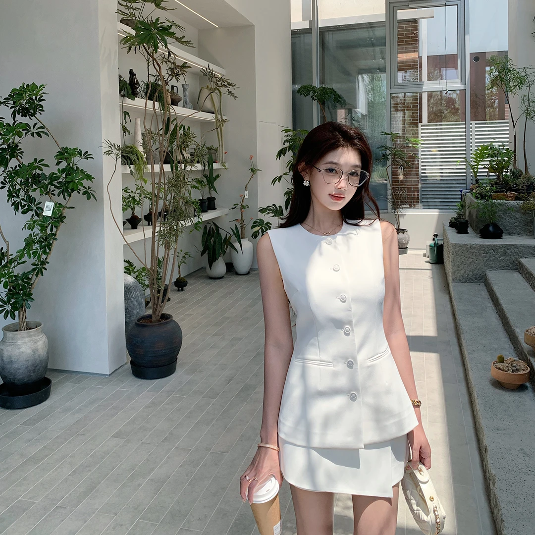 “姐系all black”解锁高级感密码 奢简大女主通勤时尚套装