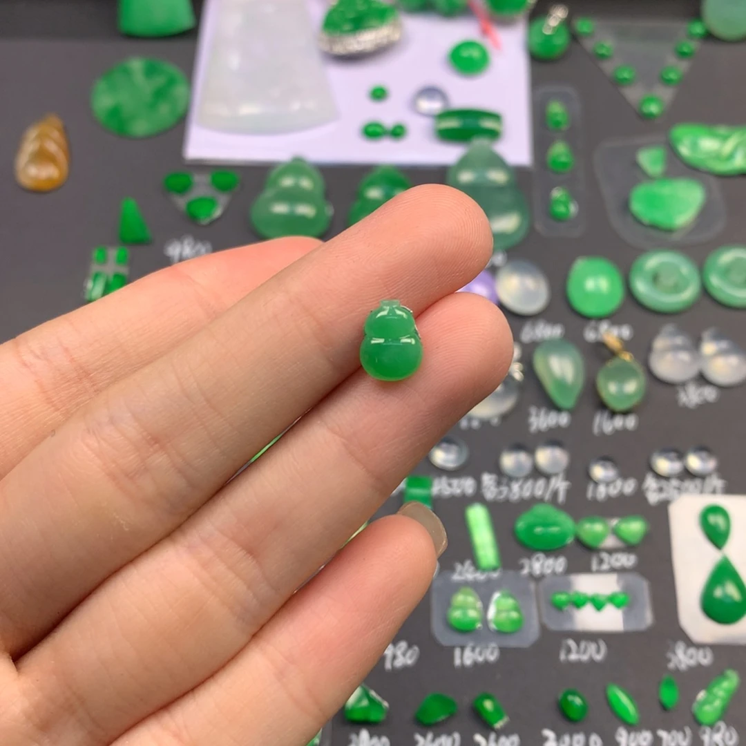 翡翠未镶嵌颈饰葫芦