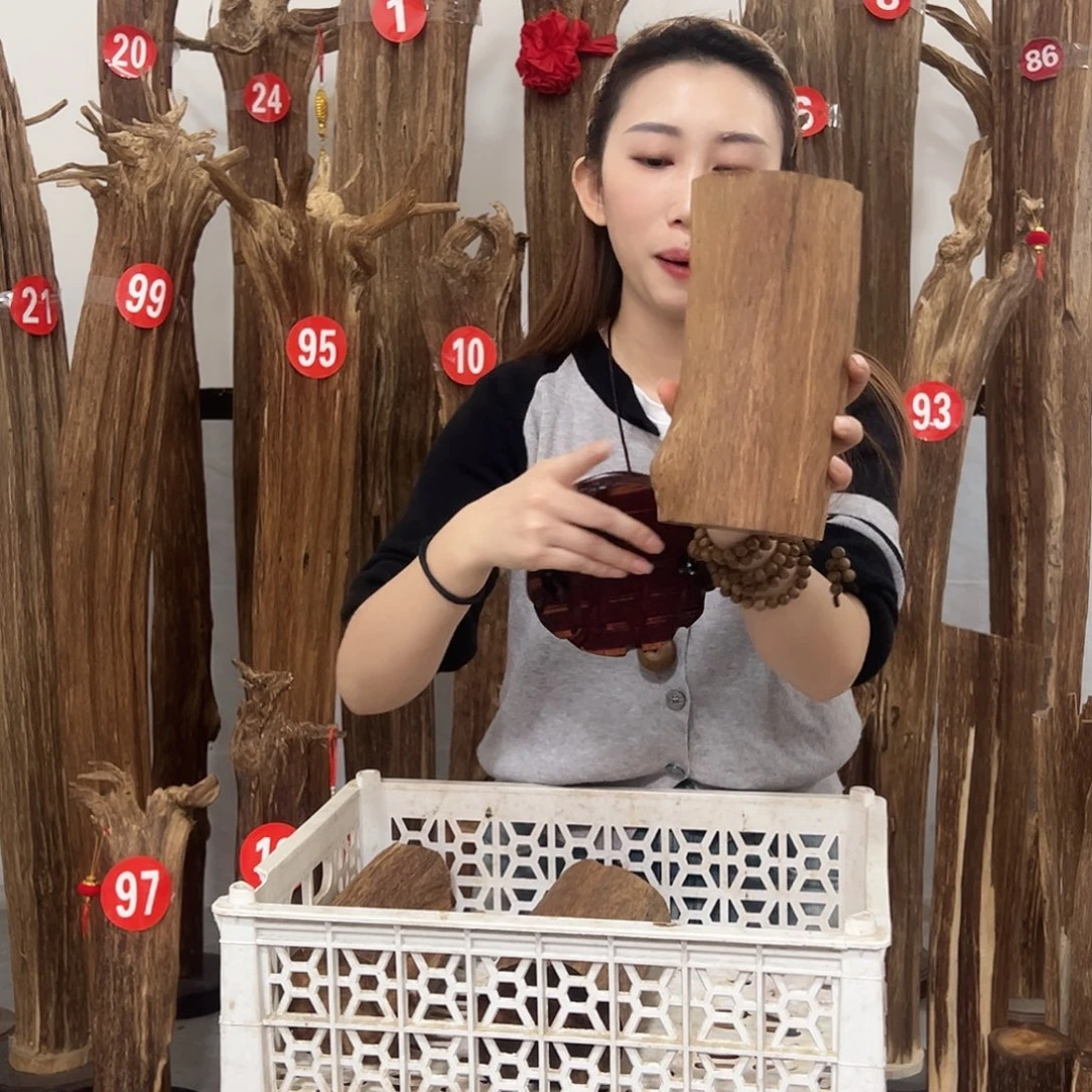 沉香碎屑沉香原材料