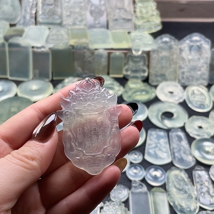 岫玉未镶嵌颈饰山令