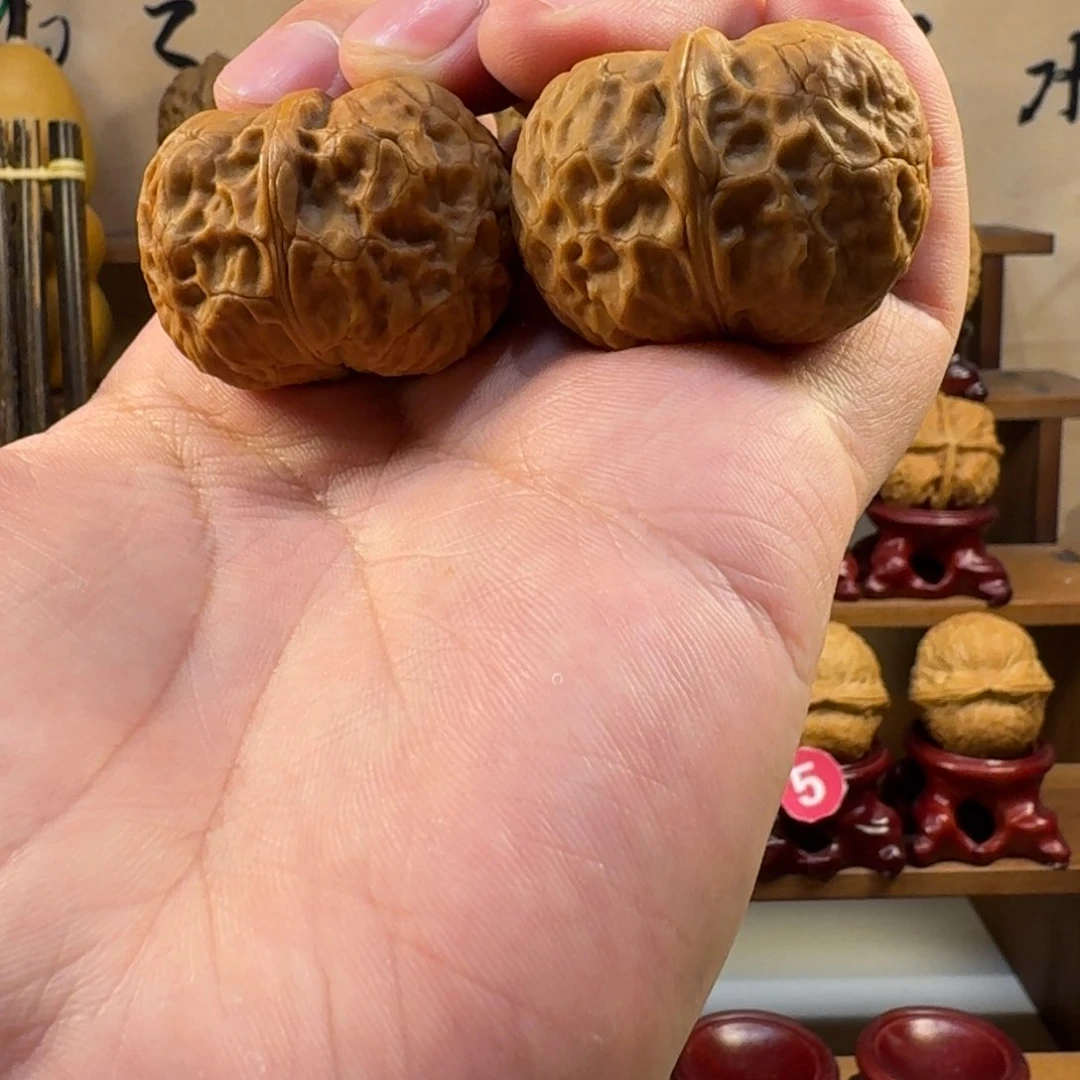 铁核桃把件金甲元宝