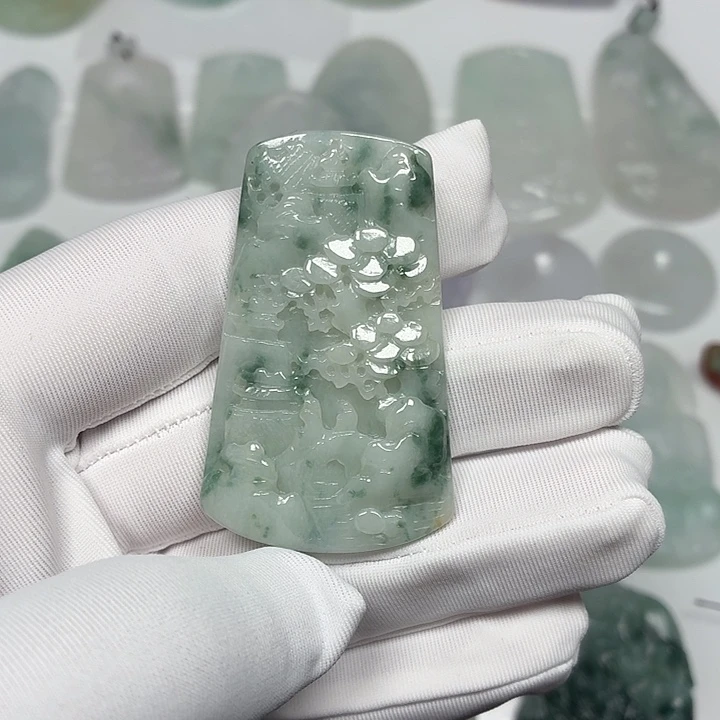 翡翠未镶嵌颈饰山水牌