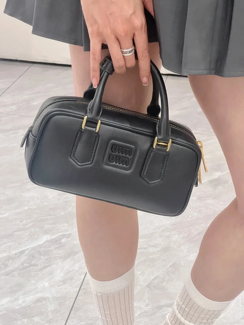99新 MIU MIU/缪缪 保龄球包包，小号黑色手提单肩斜挎都好看