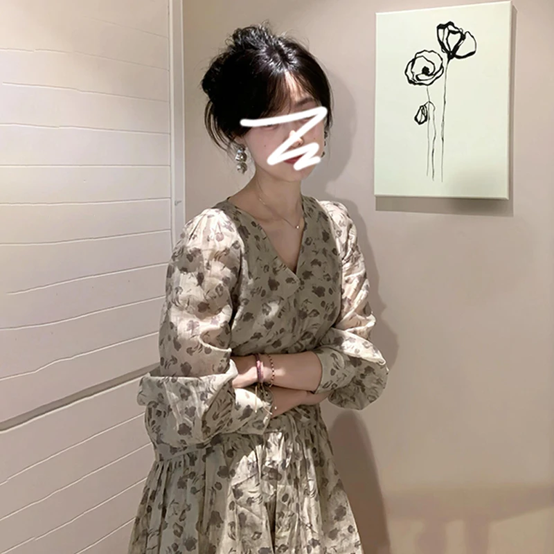 法式v领碎花连衣裙子女2025新款早春秋茶歇温柔气质内搭收腰短裙