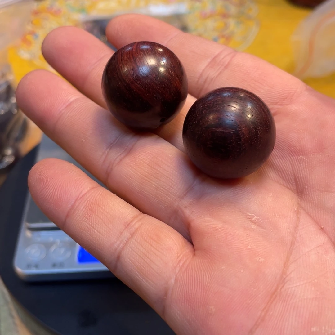 伊***佳檀香紫檀（小叶紫檀）2.5两颗弹珠