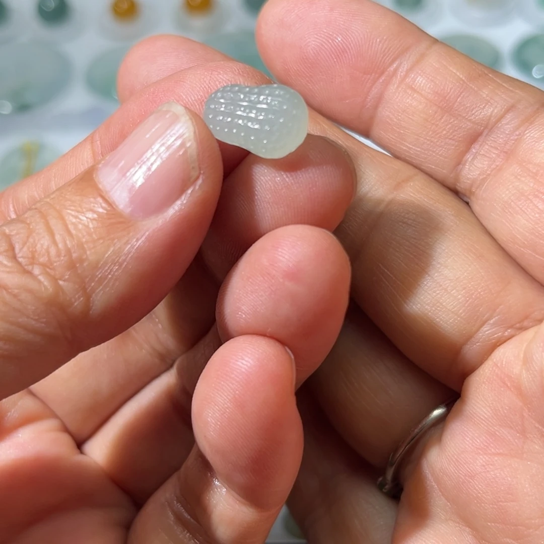 翡翠未镶嵌颈饰花生