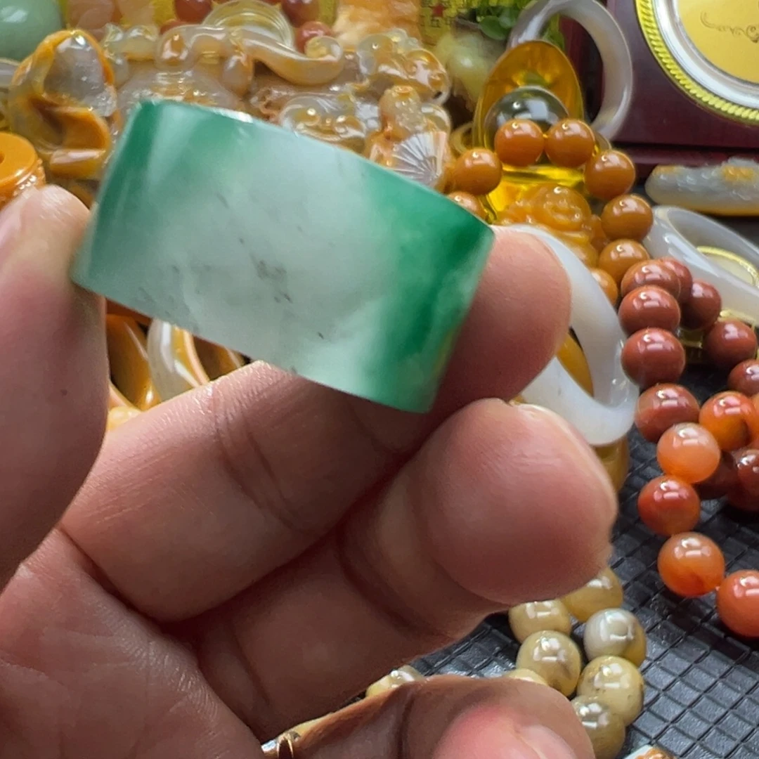 石英质玉未镶嵌颈饰