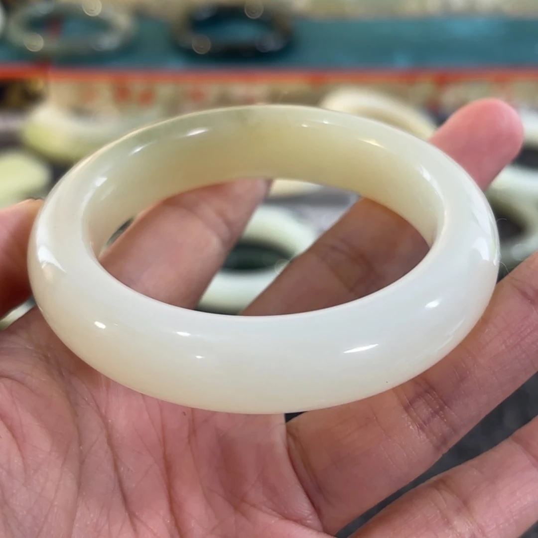 鸿***怡和田玉（糖玉）未镶嵌手镯