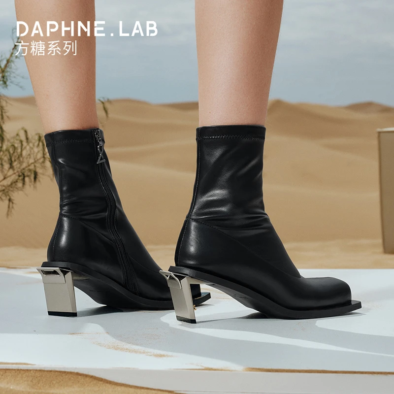 DAPHNE LAB达芙妮方糖金属高跟弹力短靴2024新款复古潮流极简高跟