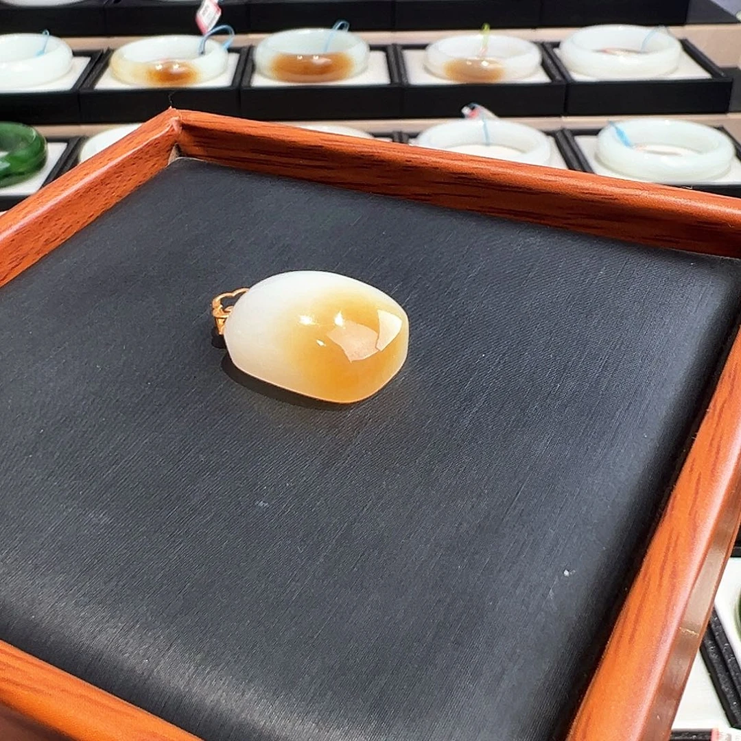 颈饰18K金镶嵌和田玉