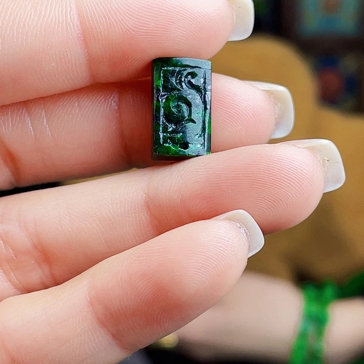 翡翠未镶嵌颈饰多样性