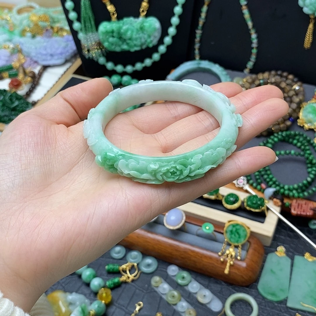 翡翠未镶嵌颈饰阳绿