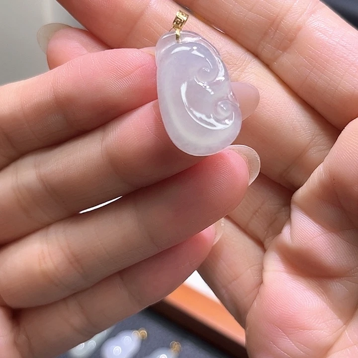 颈饰18K金镶嵌翡翠