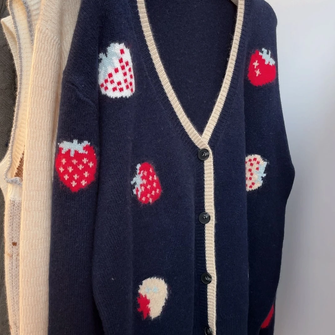 藏蓝色草莓羊绒开衫