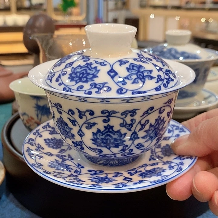 羊脂白玉青花瓷器悬停