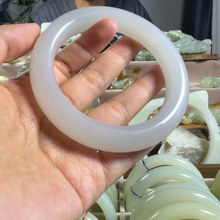 颈饰未镶嵌和田玉（糖玉）