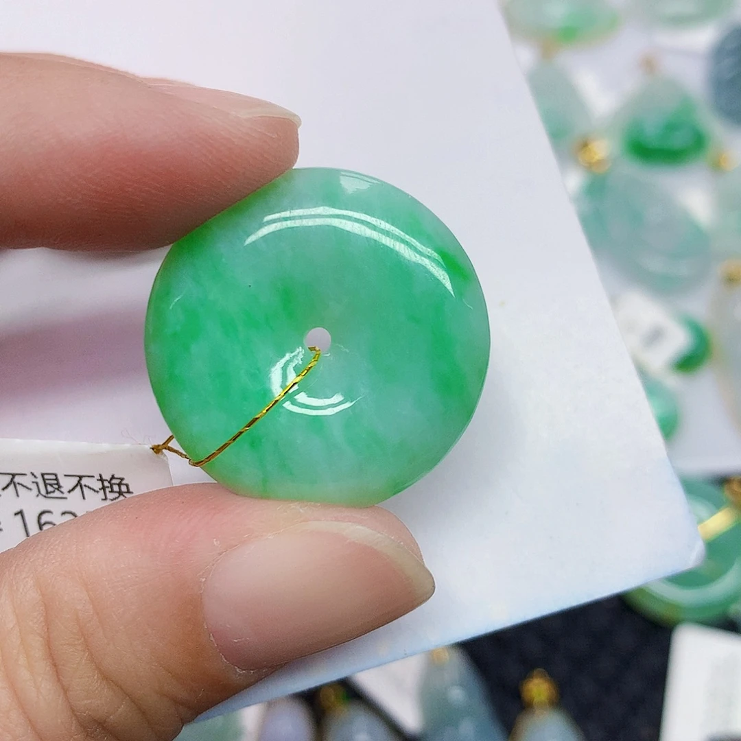 颈饰未镶嵌翡翠平安扣