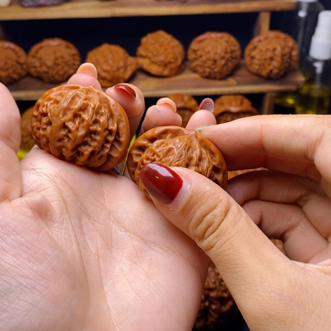 随***风吊坠桃核宫灯，  两对 有运费