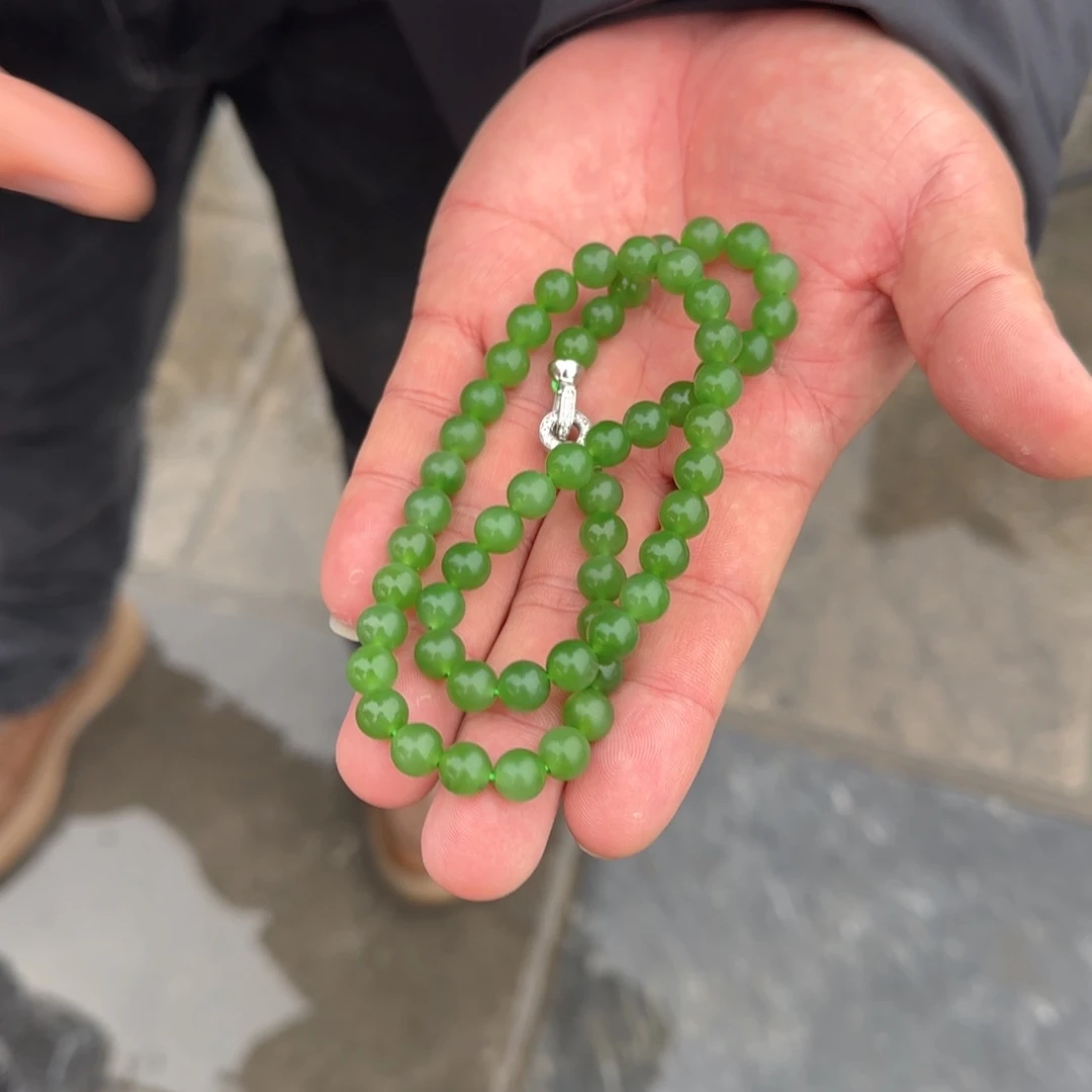 和田玉未镶嵌颈饰俄碧果绿卡8