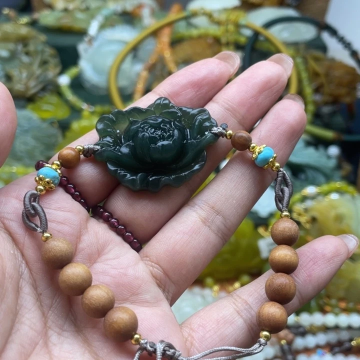 奶***~蛇纹石玉未镶嵌颈饰