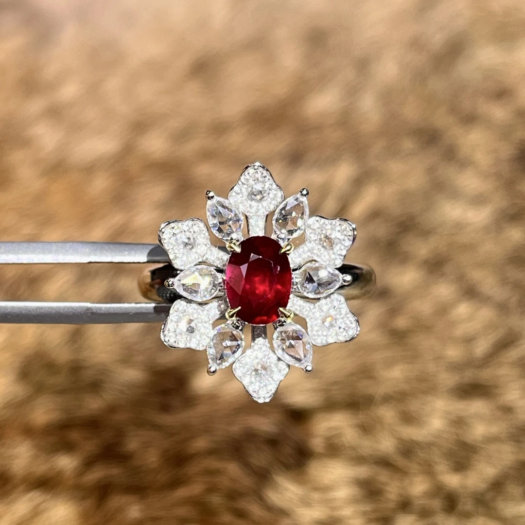 主石1.02克拉，莫桑比克无烧鸽血红红宝石戒指，18K金镶嵌闪大钻石