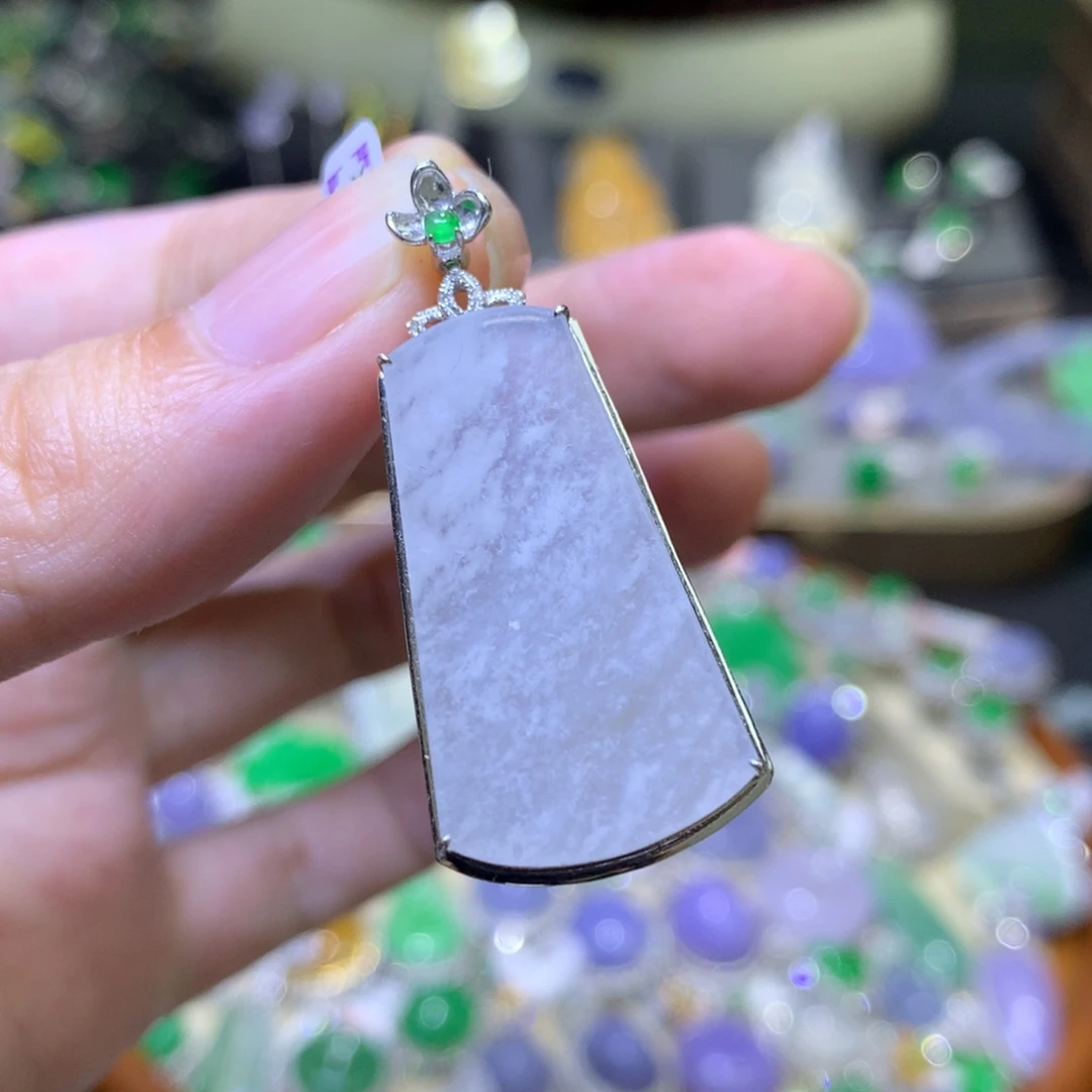 颈饰18K金镶嵌翡翠