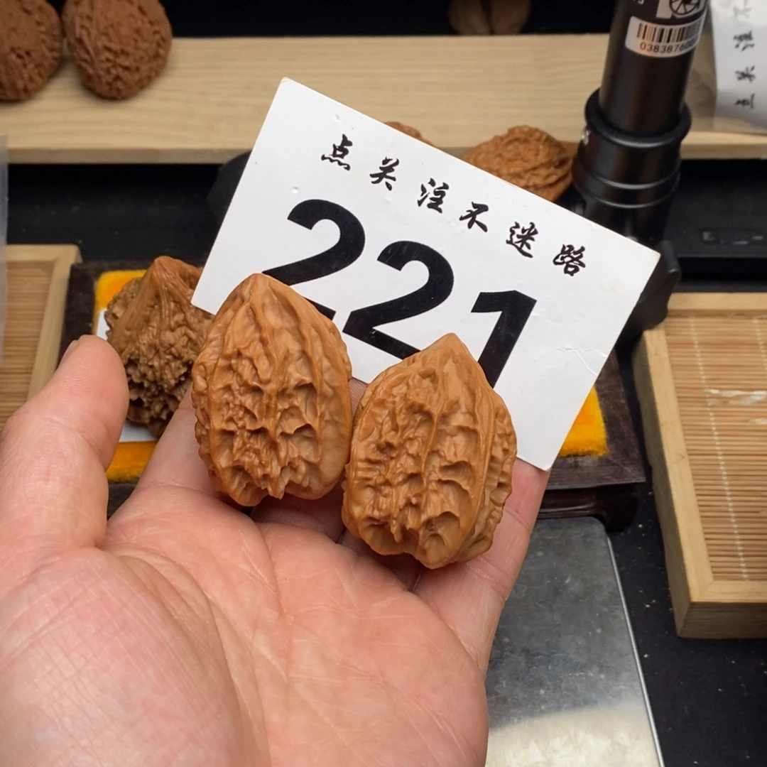 ，***荒文玩核桃吊坠36龙骨