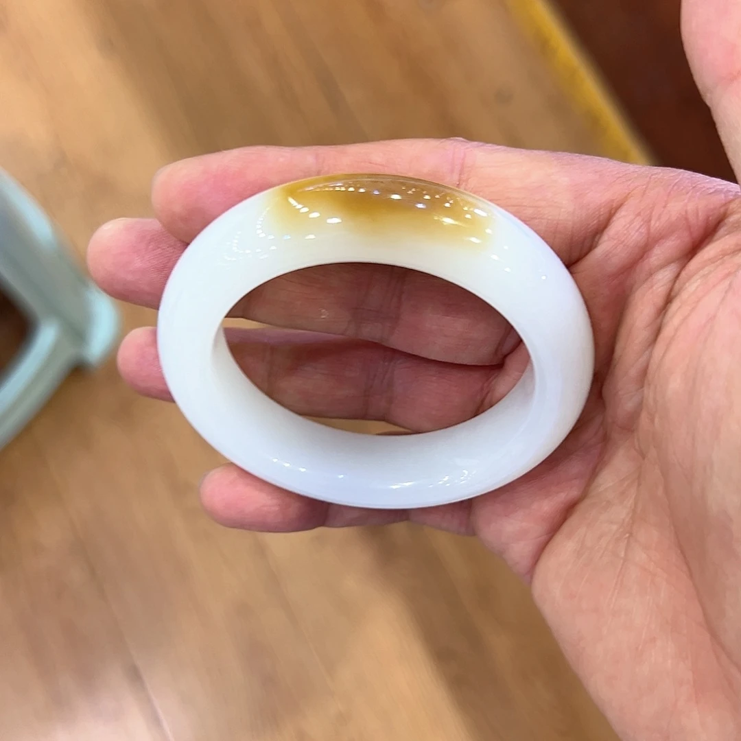 和田玉手镯未镶嵌小**.一口糖手镯高货巨漏