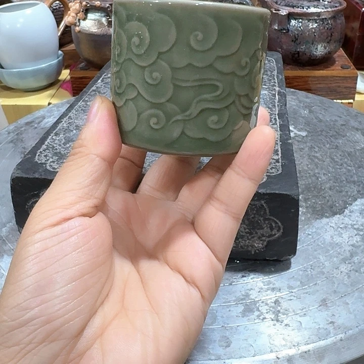 主人杯一个，瓷。。品茗