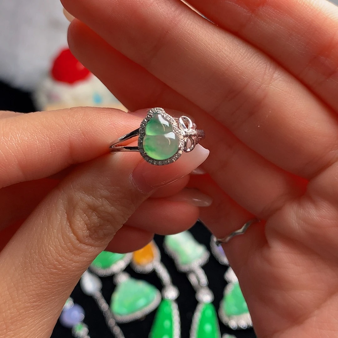 颈饰18K金镶嵌翡翠