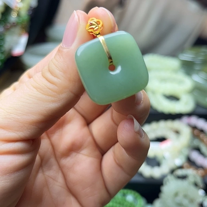 和田玉18K金镶嵌颈饰