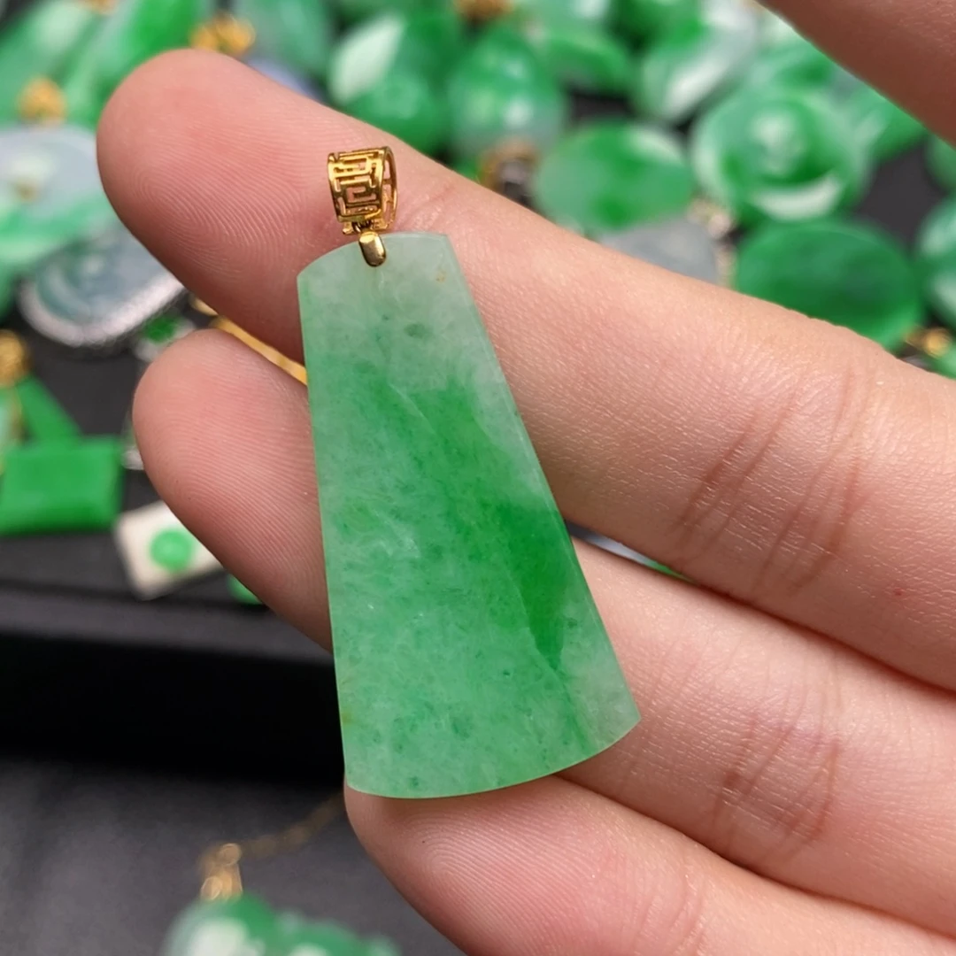 翡翠18K金镶嵌颈饰翡翠