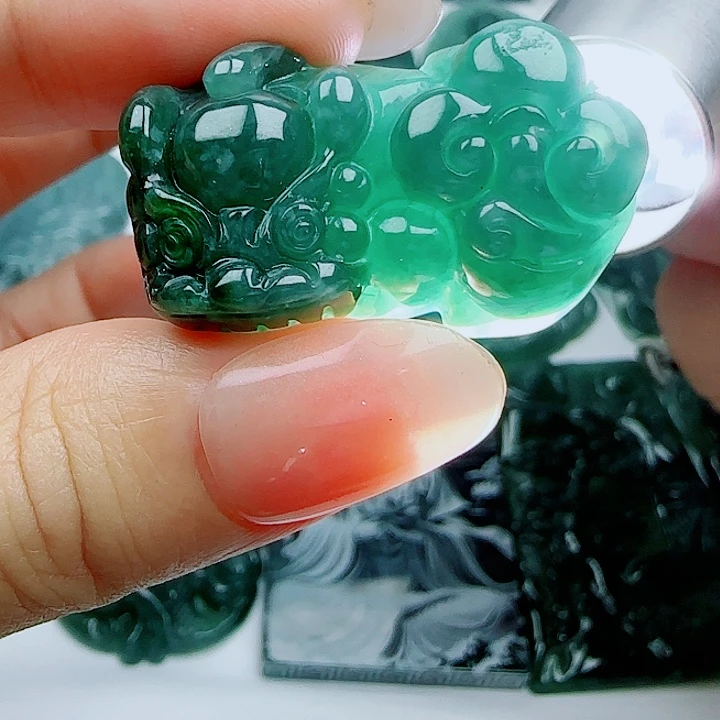 翡翠未镶嵌颈饰多样性发货天然的A货翡翠