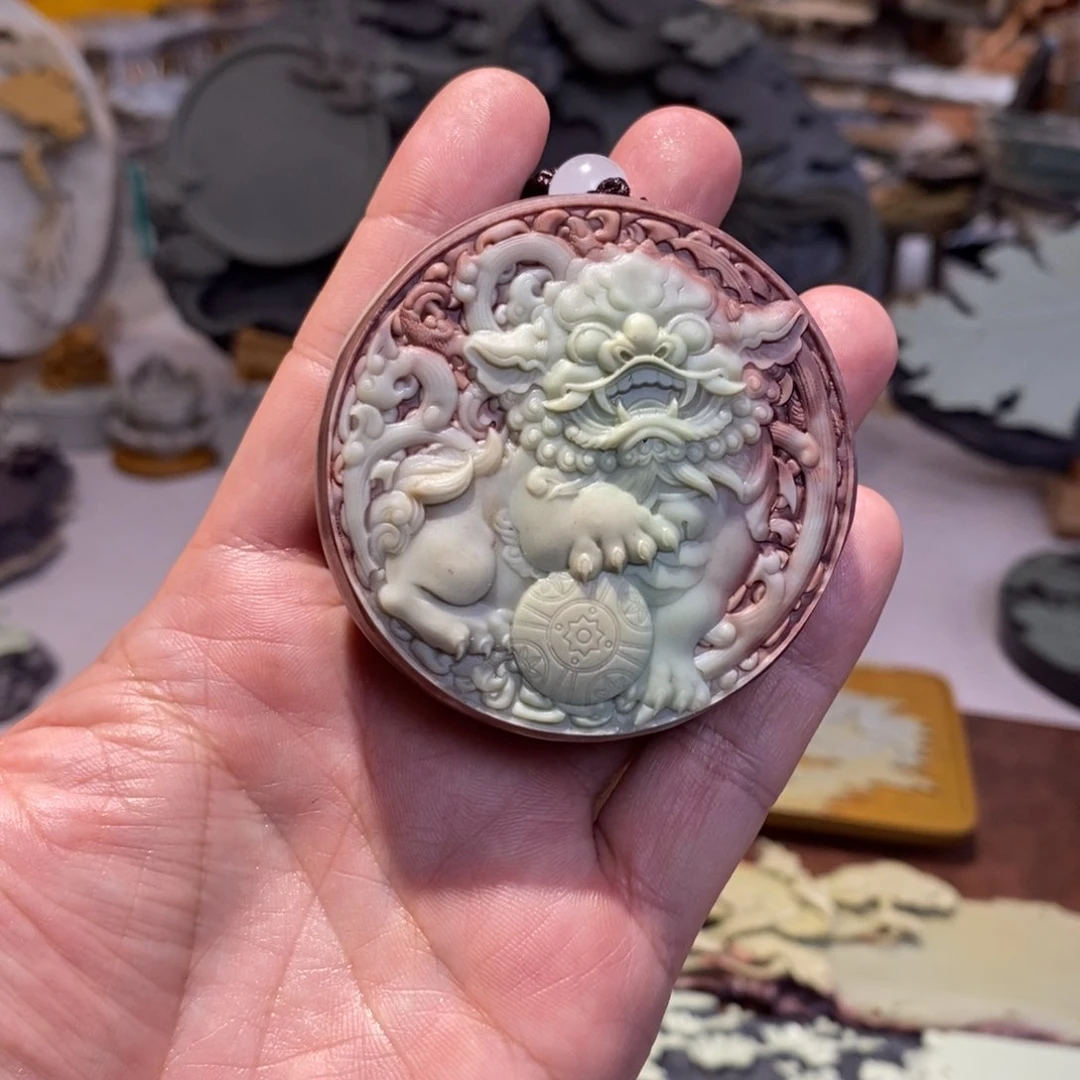 紫袍玉带石醒狮手把件作品