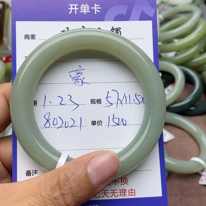 和田玉手镯未镶嵌豪**妈